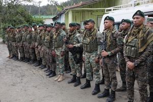 Efectivos militares en la búsqueda del niño desparecido.  