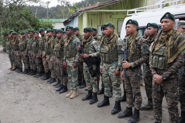 Efectivos militares en la búsqueda del niño desparecido.  