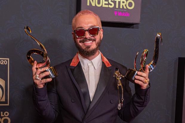 El cantante colombiano J Balvin posa con sus premios Lo Nuestro el 20 de febrero de 2020 en el American Airlines Arena de la ciudad de Miami, EE.UU.