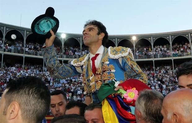 El diestro José Tomás sale a hombros tras la corrida mixta de la Feria del Corpus que se celebró en la plaza de toros de Granada, en junio de 2019.