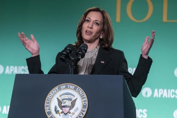 La vicepresidenta de Estados Unidos, Kamala Harris, ofrece comentarios sobre el tiroteo en Texas, durante la gala anual del Instituto Estadounidense del Pacífico Asiático para Estudios del Congreso, en Washington, EE.UU.