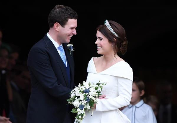 La princesa Eugenia (d) y su marido Jack Brooksbank (i), en una imagen de su enlace en 2018. 