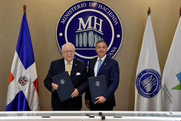 Ministros de Hacienda, Donald Guerrero Ortiz, y de Energía y Minas, Antonio Isa Conde. 