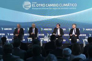 Álvaro Uribe, expresidente de Colombia, Sebastián Piñera, expresidente de Chile, Mariano Rajoy, expresidente de España, y Mauricio Macri, expresidente de Argentina, participan en el cierre del foro de ABECEB “Otro Cambio Climático”, hoy en Buenos Aires, Argentina.