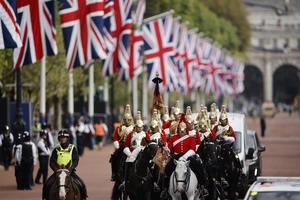 Un servicio religioso marca la llegada del ataúd de Isabel II al Parlamento