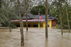 Al menos 3 muertos y casi 35.000 evacuados por inundaciones en Malasia
 

 