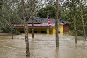 Al menos 3 muertos y casi 35.000 evacuados por inundaciones en Malasia
 

 