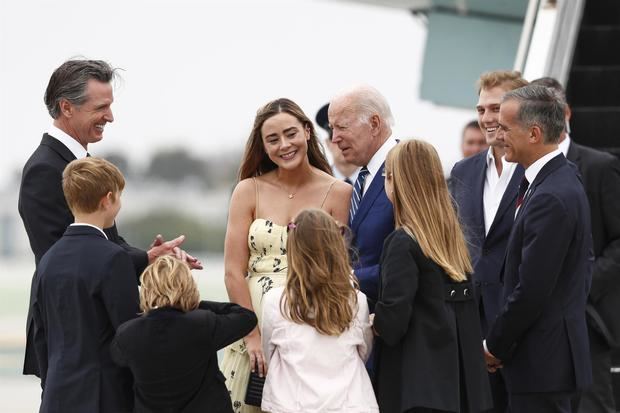 El presidente de Estados Unidos, Joe Biden (d), junto a su nieta Naomi Biden (c), en una fotografía de archivo.