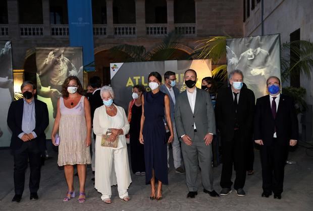 La reina Letizia (c), la presidenta del Gobierno de Baleares, Francina Armengol (2i), la escritora y actriz británica, Judith Dench, el director británico Stephen Frears (2d) y el ministro de Cultura y Deporte, Miquel Iceta (d) entre otros, asisten este domingo a la jornada del 'Atlántida Mallorca Film Fest' celebrado en la capital balear. 