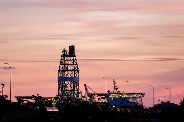 Una plataforma de perforación petrolera está atracada cerca de una refinería en Pascagoula, Mississippi, EE. UU.