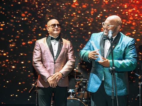 Leo Suberví recibió el reconocimiento junto a Elvin Disla, quien es parte de su orquesta.