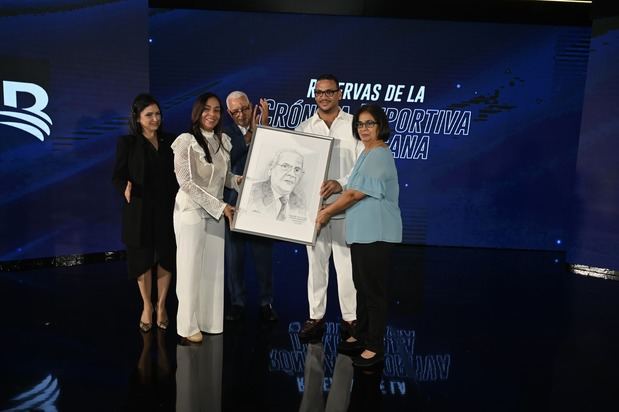 La familia del destacado periodista Roosevelt Comarazamy recibe una
caricatura en su honor, durante la puesta en circulación del libro Reservas
de la Crónica Deportiva Dominicana, como un homenaje a su legado en el
periodismo deportivo nacional.