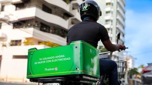 Inician entrega de motores eléctricos a colmados del programa “E-Delivery”