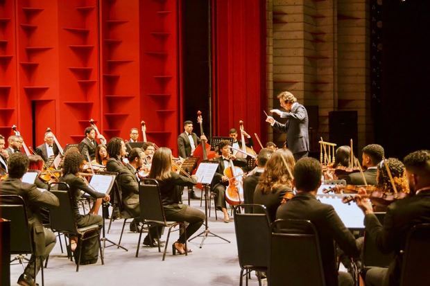 Orquesta de la Gala Concierto 'Nuestros Solistas', con motivo del 49 Aniversario del Teatro Nacional.