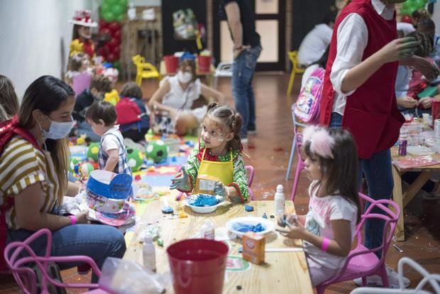 Los niños disfrutando.