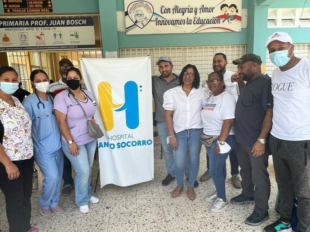  La Dra. Mabel Jones junto a colaboradores en el operativo médico.