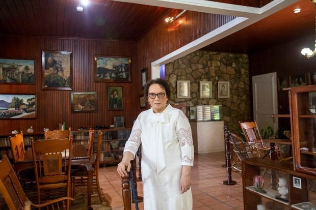 La procuradora general, Miriam Germán Brito, durante una visita al Museo Casa Jardín de las Hermanas Mirabal.