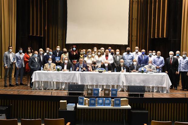 Ellis Pérez, los viceministros de deportes Elvis Duarte y Franklin De la Mota; Luis Mejía Oviedo, presidente del COD; Gonzalo Mejía; Dionisio Guzmán; Juan Daniel Balcácer, y el doctor José Joaquín Puello, junto a parte de los asistentes a la puesta en circulación del libro.
