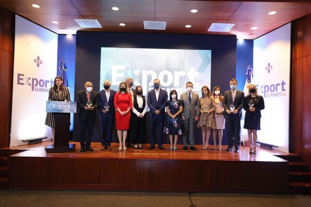 El presidente de la República, Luis Abinader; la presidenta de Adoexpo, Elizabeth Mena y otros directivos de la entidad entregan el reconocimiento “Resilencia Exportadora” a ejecutivos de varias empresas.