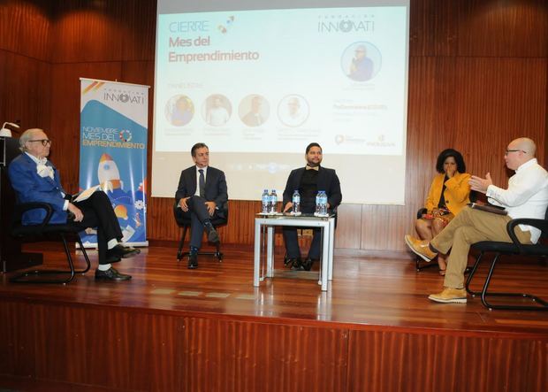En el panel Luis Sánchez-Noble, John Martín Mejía, Porfirio Báez, Miosotis Rivas Peña y Víctor Gómez.