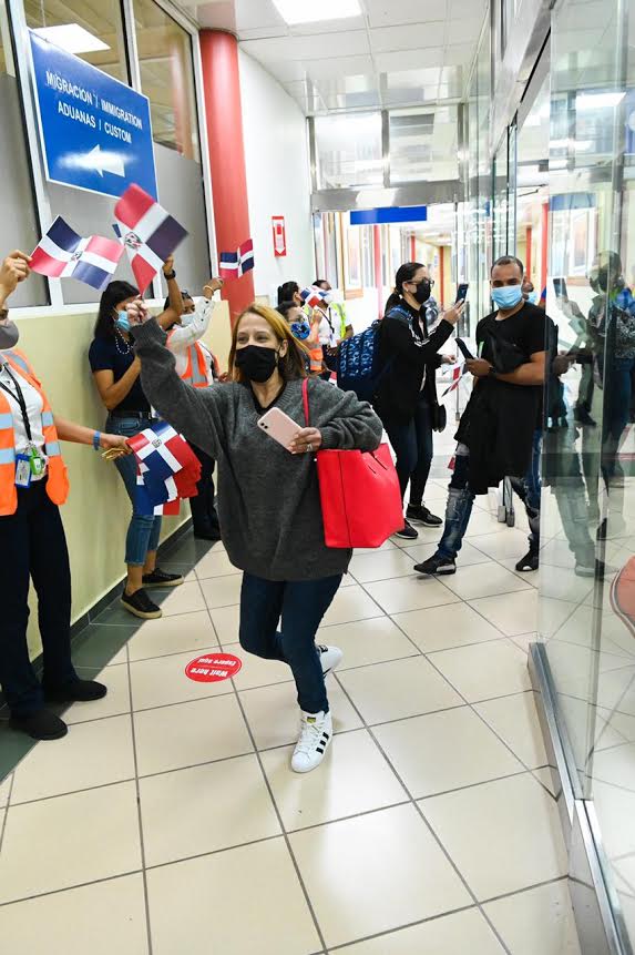 MITUR celebra 177 aniversario Independencia Nacional en aeropuerto