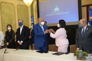 Ministerio de Educación y ADP firman acuerdo histórico