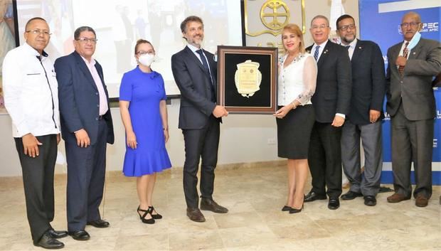 Laura Sánchez, presidente de Colegio de Notarios, junto a otros directivos, entregan una placa de reconocimiento a Mustapha Mekki, profesor de la Facultad de Derecho de la Universidad Paris 13.