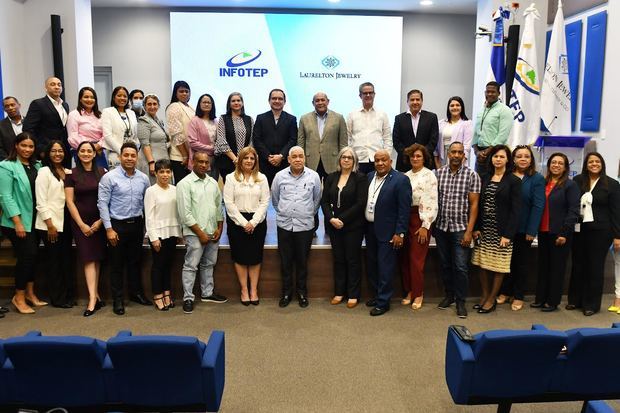 Rafael Santos Badía, director general del INFOTEP junto a Fernando Castañeda y directivos de ambas entidades.