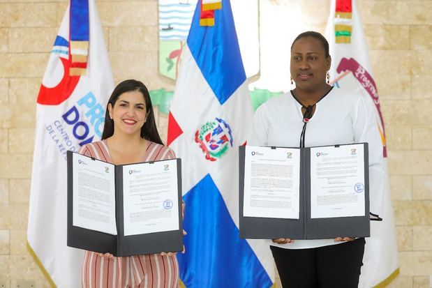 Biviana Riveiro Disla, directora ejecutiva de ProDominicana y Luz María Mercedes aldesa del Ayuntamiento de Miches.