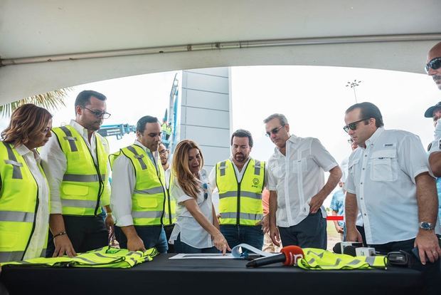Presidente Abinader y alcaldesa Carolina Mejí­a supervisan obras beneficián al Distrito Nacional.