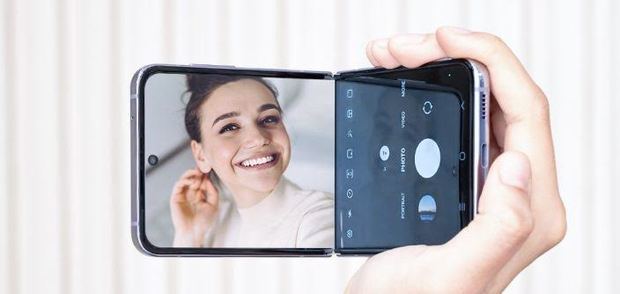 el Galaxy Z Flip4 puede sostenerse como una videocámara.