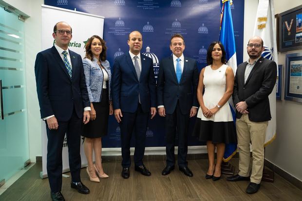 Gianni Landolfi, Marielyn Portorreal, Carlos Julio Camilo, Víctor Bisonó, Paola Tejada y Octavio Landolfi.