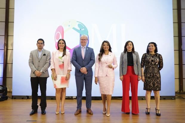 Juan Manuel Díaz, Mcihelle Ortiz, Arie Hoekman, Robiamny Bálcacer, Yiljuly Pimentel y Sonia Vásquez.