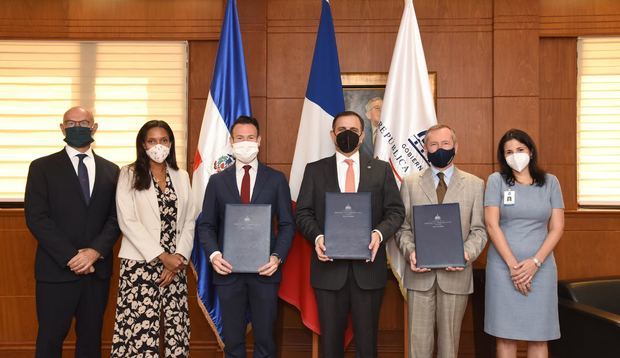 Philippe La Cognata, director regional “Océano Atlántico” de la Agencia Francesa de Desarrollo; Sandra Kassab, directora de la AFD en República Dominicana; Charles Trottmann, director del Departamento “Tres Océanos”de la AFD; Jochi Vicente, ministro de Hacienda; Eric Fournier, embajador de Francia y María José Martínez, viceministra de Crédito Público.  
 