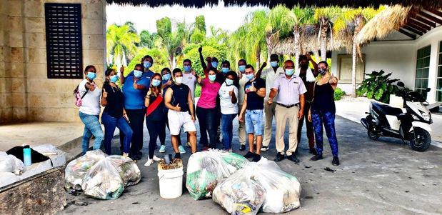 Grupo de voluntarios que realizaron una intensa jornada de limpieza y recolección de desechos en los manglares del perímetro del hotel Paradisus Palma Real.
