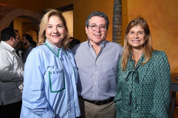 Maite Fernández, Carlos Ariza y Pilar Gonzalez de Ariza.