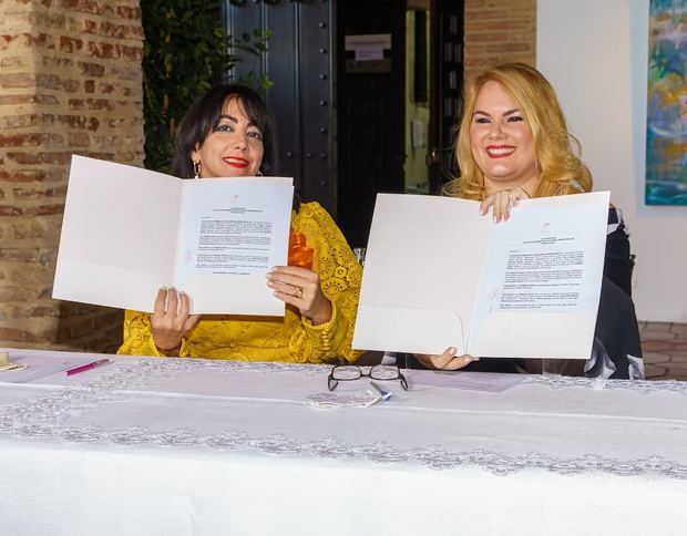 Dra. Elizabeth Hazim y Denisse Sánchez muestran el acuerdo.