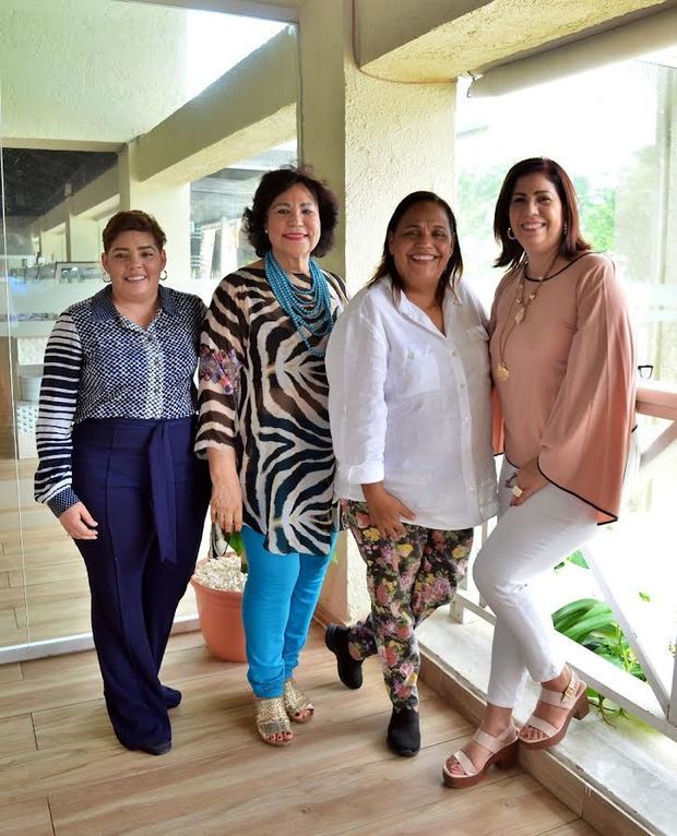 Ana Mercy Otañez, Cándida Ortega, Siddy Roque y  Elsy Fernández.