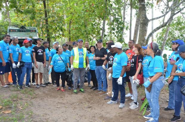 Parte de los voluntarios del IDAC en la jornada de limpieza en Playa Bergantín.