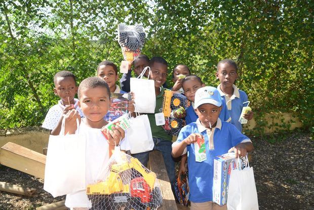 Fundación Blandino lleva alegría a los niños de la Escuela Básica Carmen V Blandino