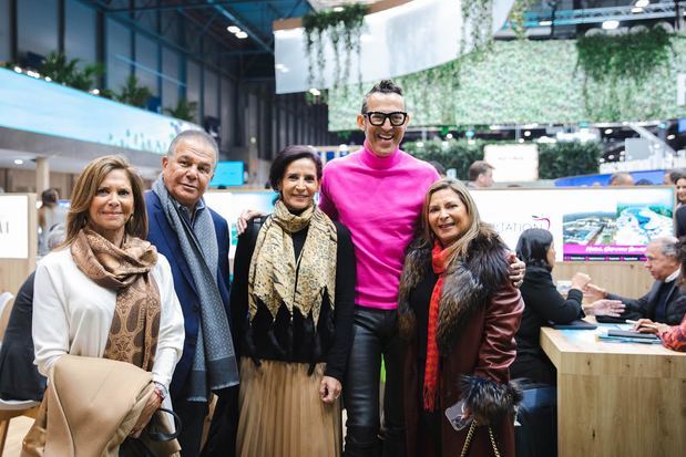 Tereza De la Peña, Sr. Ángel García, propietario del hotel Temptation, Susana De la Peña, Sr. Karim Rashid, arquitecto hotel Temptation Miches Resort y Patricia De la Peña.