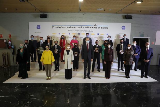 Foto de familia en los premios XXXVII Premios de Periodismo y la XVI edición del Premio Don Quijote.