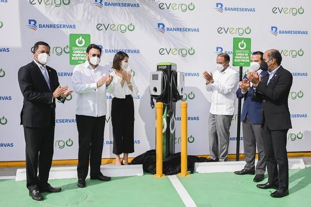 Ysidro García, Carlos Rodríguez, Helena Sáenz Espona, Samuel Pereyra, José Manuel Almonte y Víctor Rojas, tras dejar inaugurada la nueva estación de carga en la Torre Banreservas de la Av. Winston Churchill. 
