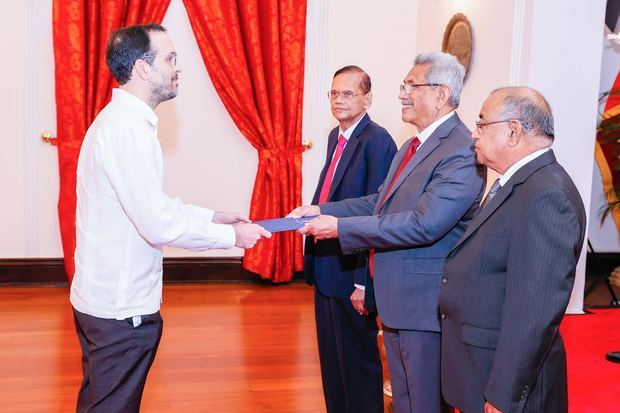 Presentación de credenciales al Presidente de Sri Lanka.