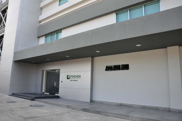 Fachada de la sede central de Referencia Laboratorio Clínico, en la esquina de las avenidas Luperón con Mirador Sur.