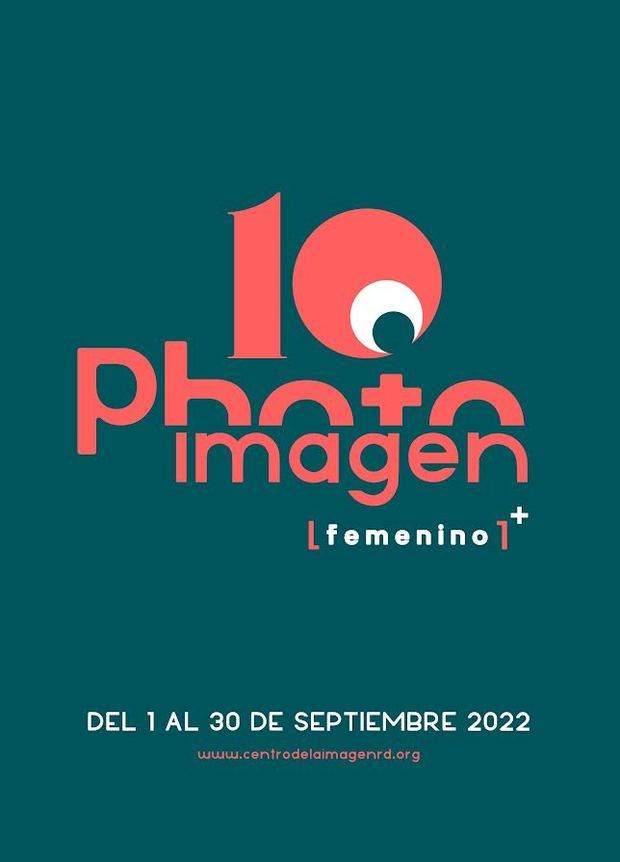 Afiche del festival “Femenino +”, la X versión de Photoimagen, el cual aborda la representación fotográfica de la mujer en la sociedad.
