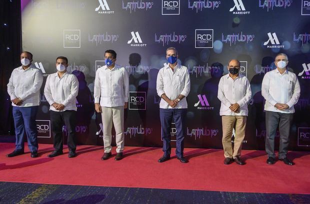 Samuel Pereyra, administrador general de Banreservas, Rodrigo Chapur, propietario de Latitud 18, David Collado, presidente Luis Abinader, Roberto Chapur, presidente del Grupo RCD y Michel El-Hage, arquitecto del proyecto Latitud 18.
