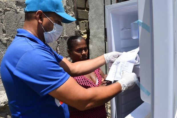 Plan Social de la Presidencia entrega donación a madre víctima de incendio en el sector de Villa Mella en Santo Domingo.
