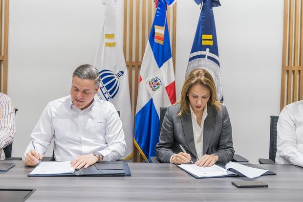 Jean Luis Rodríguez y Milagros Germán durante la firma del acuerdo.