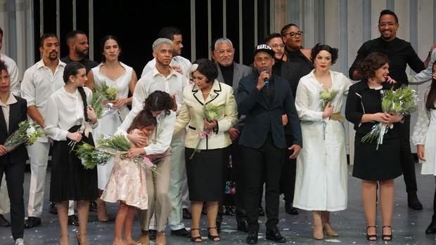 Waddys Jáquez y el elenco en la despedida del publico.